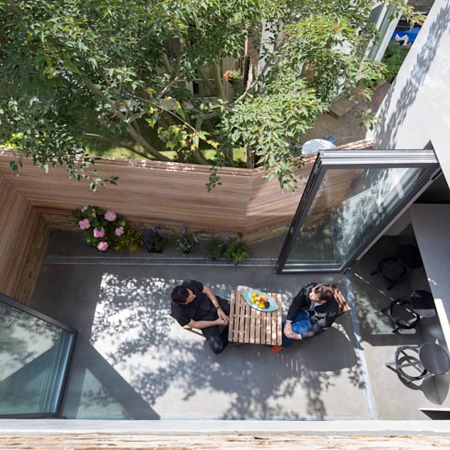 Brackenbury House: modern Garden by Neil Dusheiko Architects