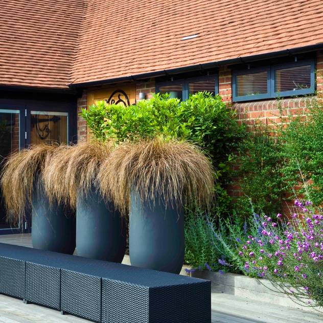 Courtyard pots and furniture: modern Garden by Rae Wilkinson Design Ltd