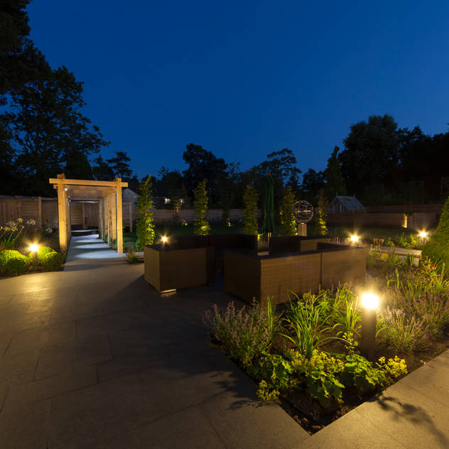A contemporary Surrey garden: modern Garden by Forest Eyes Photography